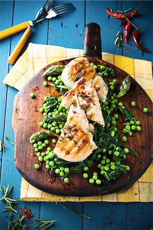 Grilled chicken breast with peas, asparagus and spinach Photographie de stock - Premium Libres de Droits, Code: 659-07739927