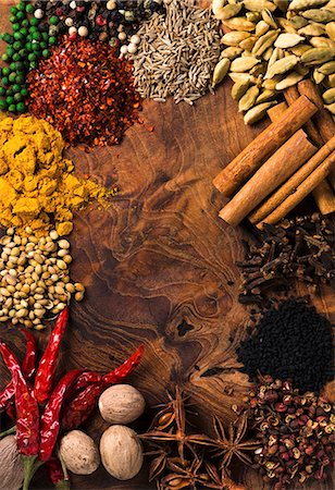 Assorted spices on wooden board Foto de stock - Sin royalties Premium, Código: 659-07739928