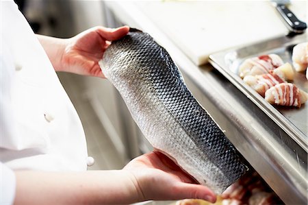 simsearch:659-01866173,k - A chef holding a raw fish fillet Foto de stock - Royalty Free Premium, Número: 659-07958227