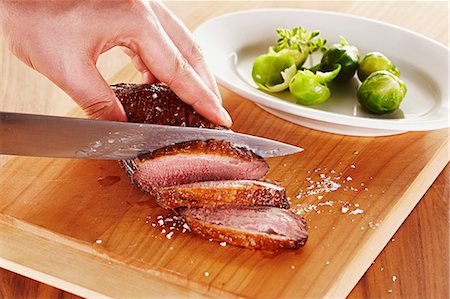 Roasted duck breast being sliced Photographie de stock - Premium Libres de Droits, Code: 659-07958221