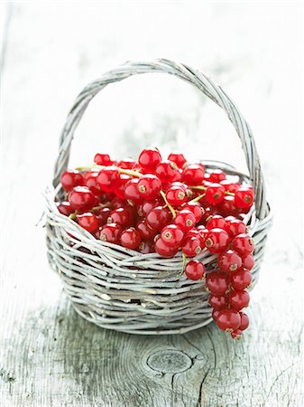 simsearch:659-07958234,k - Redcurrants in a basket Stock Photo - Premium Royalty-Free, Code: 659-07958234