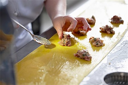 stuffing - A chef preparing ravioli Foto de stock - Sin royalties Premium, Código: 659-07958232