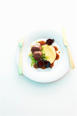 simsearch:659-06903479,k - Roast venison with beetroot and mashed potatoes Photographie de stock - Premium Libres de Droits, Code: 659-07958241