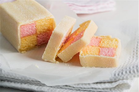 simsearch:659-08896805,k - Battenburg cake, sliced Stock Photo - Premium Royalty-Free, Code: 659-07958313