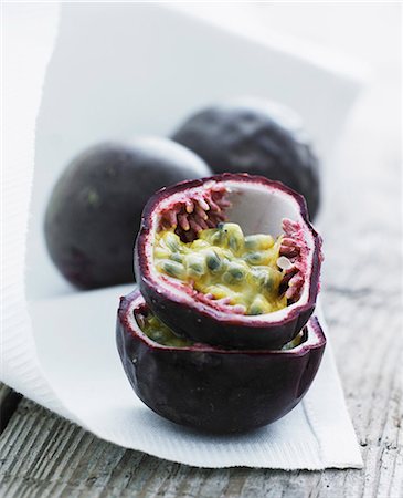purple granadilla - Passion fruit on a white cloth Stock Photo - Premium Royalty-Free, Code: 659-07958345