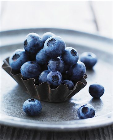 Blueberries in a baking tin Photographie de stock - Premium Libres de Droits, Code: 659-07958346