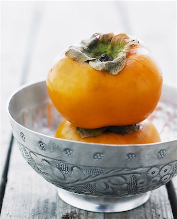 Two persimmons stacked on top of each other Photographie de stock - Premium Libres de Droits, Code: 659-07958343