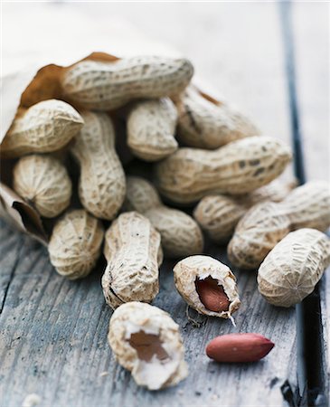 Peanuts in a paper bag Foto de stock - Sin royalties Premium, Código: 659-07958359