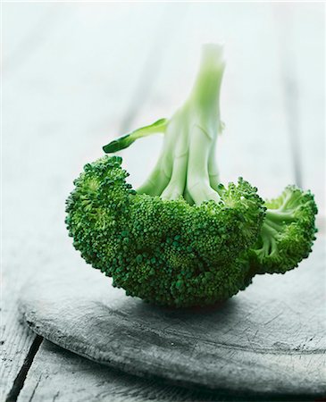 Broccoli on a wooden plate Foto de stock - Sin royalties Premium, Código: 659-07958351