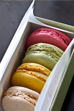 sweet dish - Colourful macaroons in a gift box Foto de stock - Sin royalties Premium, Código: 659-07958389