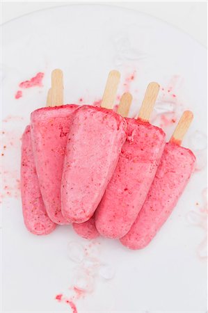 soft fruit dish - Strawberry ice cream sticks on a cake plate with bits of crushed ice Stock Photo - Premium Royalty-Free, Code: 659-07958411