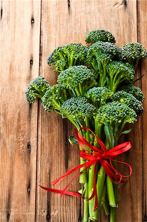 simsearch:659-06494082,k - Broccolini with a red ribbon on a wooden surface Fotografie stock - Premium Royalty-Free, Codice: 659-07958477
