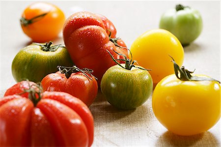 simsearch:659-07028412,k - Assorted Wet Heirloom Tomatoes Photographie de stock - Premium Libres de Droits, Code: 659-07958529