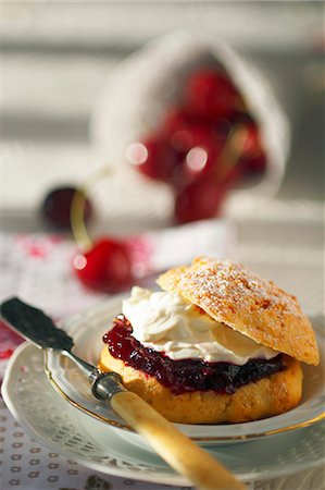 simsearch:659-08896752,k - A scone filled with cherry jam and cream cheese Foto de stock - Royalty Free Premium, Número: 659-07958520