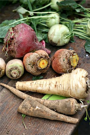 Various root vegetables and kohlrabi on a wooden table Stockbilder - Premium RF Lizenzfrei, Bildnummer: 659-07958531