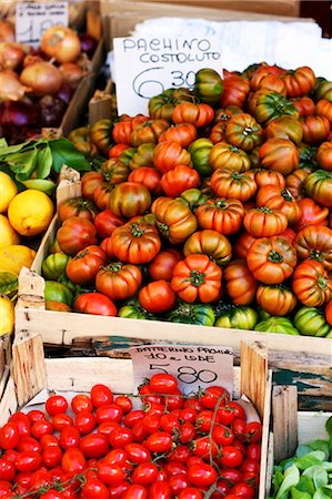 Various tomatoes in crates at a market Stock Photo - Premium Royalty-Free, Code: 659-07958533