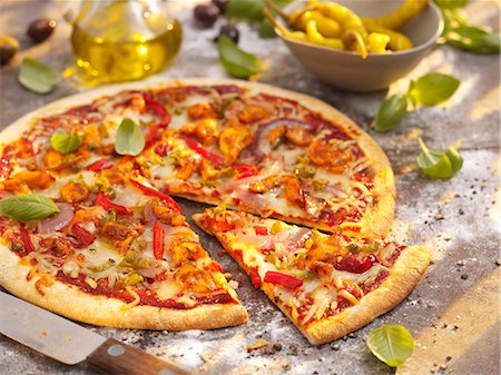 piment rouge - Piri-piri pizza with chicken and basil Photographie de stock - Premium Libres de Droits, Code: 659-07958610