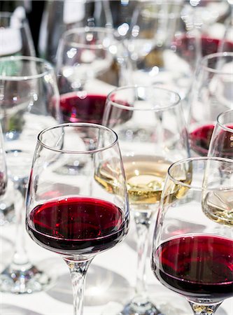simsearch:659-07958983,k - Glasses of red and white wine for a wine tasting session at the annual wine festival in Tbilisi (Georgia) Foto de stock - Sin royalties Premium, Código: 659-07958624