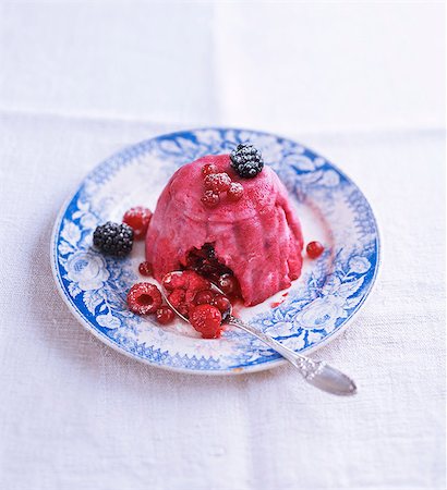 simsearch:659-06372835,k - Summer pudding with berries Foto de stock - Sin royalties Premium, Código: 659-07958621