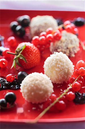 White chocolate and coconut pralines with fresh berries Photographie de stock - Premium Libres de Droits, Code: 659-07958644