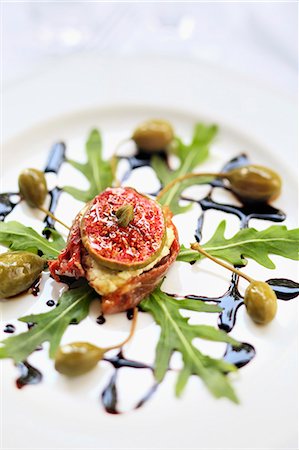 Goat's cheese with figs, dried tomatoes, capers, rocket and balsamic dressing Stock Photo - Premium Royalty-Free, Code: 659-07958648