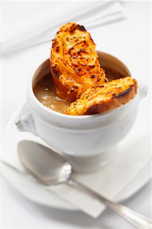 Onion soup with grilled cheese bread Foto de stock - Sin royalties Premium, Código: 659-07958649