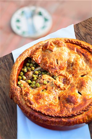 simsearch:659-08895909,k - Chicken pie with peas Stockbilder - Premium RF Lizenzfrei, Bildnummer: 659-07958657