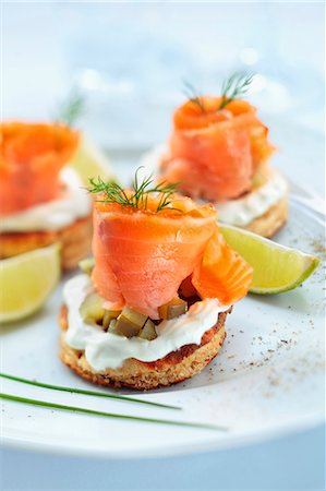 poisson (aliment) - Blinis topped with smoked salmon, cream and gherkins Photographie de stock - Premium Libres de Droits, Code: 659-07958653