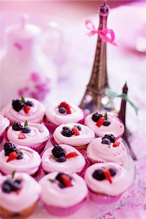 eiffel tower picture color - Berry cupcakes Stock Photo - Premium Royalty-Free, Code: 659-07958675