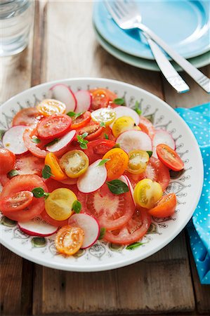 A colourful tomato salad with radishes Photographie de stock - Premium Libres de Droits, Code: 659-07958678