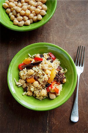 Couscous with chickpeas, read peppers, raisins, dried apricots, cinnamon and star anise (Morocco) Photographie de stock - Premium Libres de Droits, Code: 659-07958679