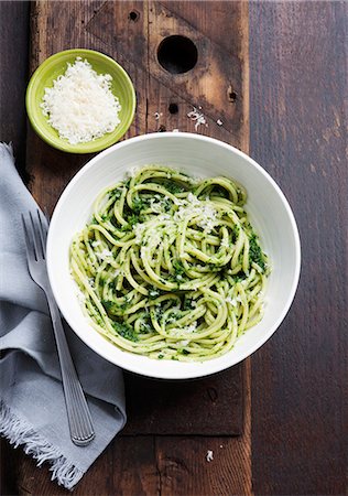 simsearch:659-01859933,k - Spaghetti with spinach and Parmesan Photographie de stock - Premium Libres de Droits, Code: 659-07958684