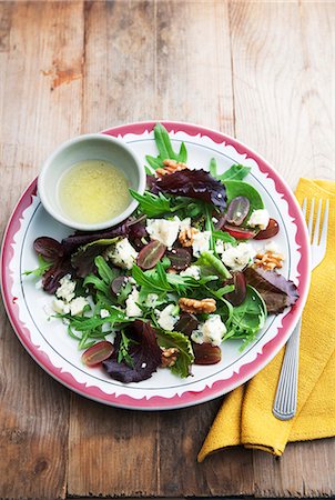 Mixed leaf salad with rocket, Stilton cheese, walnuts and grapes Photographie de stock - Premium Libres de Droits, Code: 659-07958689