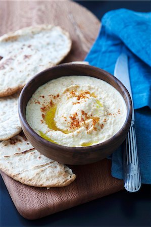 simsearch:659-06155000,k - Hummus with pita bread Stock Photo - Premium Royalty-Free, Code: 659-07958681