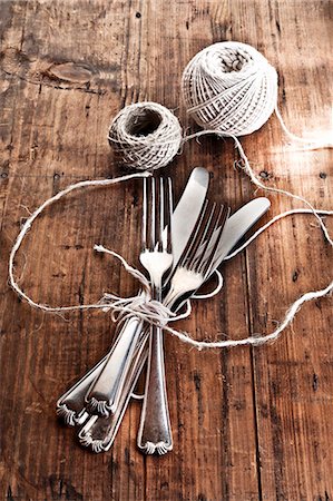 ficelles - A bundle of knives and fork tied with kitchen twine Photographie de stock - Premium Libres de Droits, Code: 659-07958704