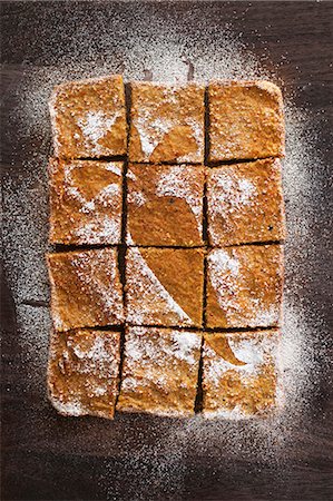 studio shot - Carrot cake with icing sugar, sliced Photographie de stock - Premium Libres de Droits, Code: 659-07958707