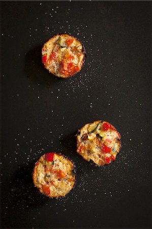 Mini quiches with tomato, egg and courgette Foto de stock - Sin royalties Premium, Código: 659-07958708