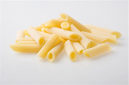 penne - A pile of fresh Penne Rigate pasta Photographie de stock - Premium Libres de Droits, Code: 659-07958755