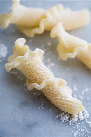 pasta type - Fresh Gigli Toscani pasta on a floured marble surface Photographie de stock - Premium Libres de Droits, Code: 659-07958753