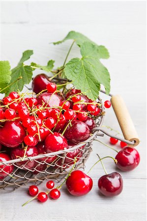 An arrangement of red summer fruits Foto de stock - Sin royalties Premium, Código: 659-07958768