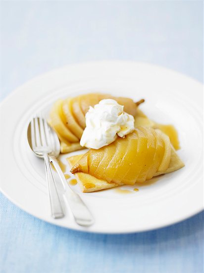 Pear tartlets topped with whipped cream Foto de stock - Sin royalties Premium, Código de la imagen: 659-07958777