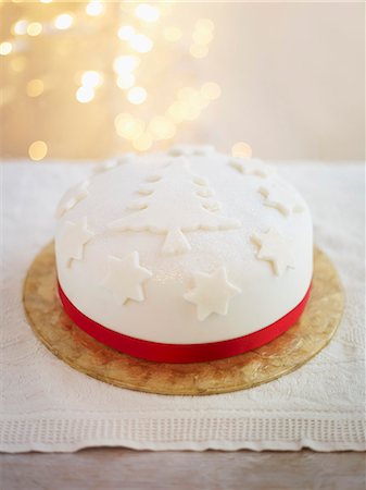 A festive Christmas cake decorated with a red satin ribbon Stock Photo - Premium Royalty-Free, Code: 659-07958848