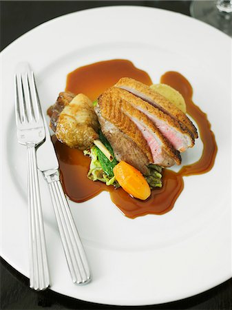 simsearch:659-06901615,k - Roast duck with gravy and vegetables Foto de stock - Sin royalties Premium, Código: 659-07958856