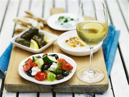 Greek food, white wine and unleavened bread Photographie de stock - Premium Libres de Droits, Code: 659-07958858
