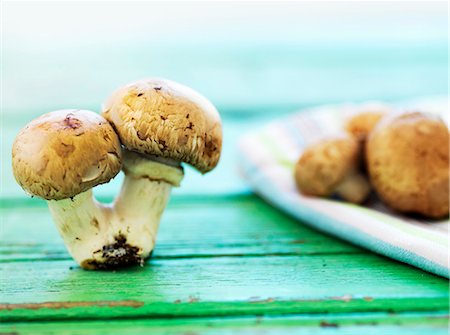 Fresh chestnut mushrooms Foto de stock - Sin royalties Premium, Código: 659-07958873