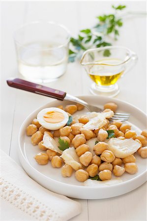 simsearch:659-07028313,k - Stockfish salad with chickpeas and hard-boiled egg Stock Photo - Premium Royalty-Free, Code: 659-07958885