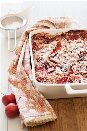 simsearch:659-08513270,k - Freshly baked clafoutis with plums in a baking dish Foto de stock - Sin royalties Premium, Código: 659-07958887