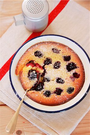 Blackberry clafoutis with icing sugar Stock Photo - Premium Royalty-Free, Code: 659-07958894
