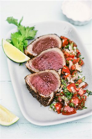 simsearch:659-08895305,k - Tuna fish steaks with a sesame seed crust served with fennel seeds, coriander and a tomato and onion salsa Foto de stock - Sin royalties Premium, Código: 659-07958901