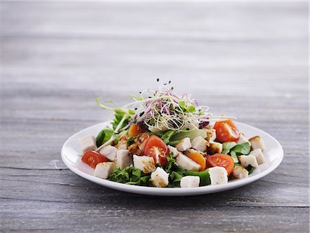 pollo (alimento) - Tomato salad with chicken and beansprouts Foto de stock - Sin royalties Premium, Código: 659-07958915